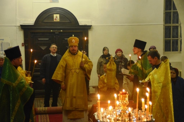 В канун воскресного дня епископ Тарасий совершил всенощное бдение в Прокопьевском соборе