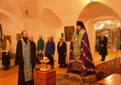 В канун праздника Сретения Господня епископ Тарасий совершил всенощное бдение в Георгиевском храме Великого Устюга