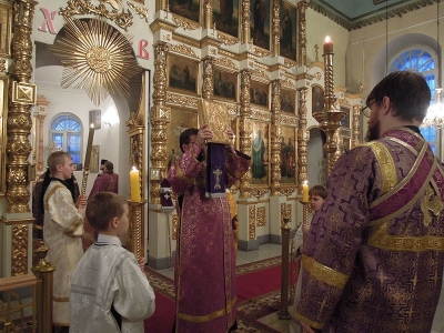 В Воскресенском соборе города Череповца прошло всенощное бдение в канун Крестопоклонной недели