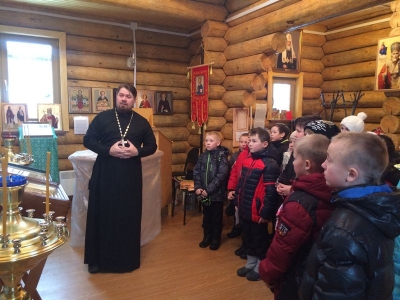 Иерей Андрей Грибанов провел экскурсию по храму для учащихся Сосновской общеобразовательной школы