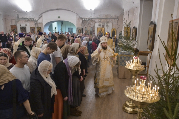 Сотни жителей Вологды встретили Рождество в Воскресенском кафедральном соборе