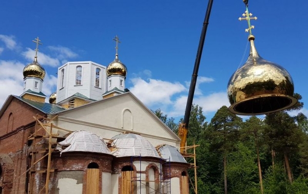 Состоялась установка центрального купола на храм в городе Бабаево