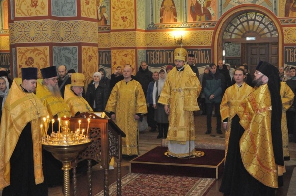 Епископ Флавиан возглавил всенощное бдение в соборном храме Афанасия и Феодосия Череповецких