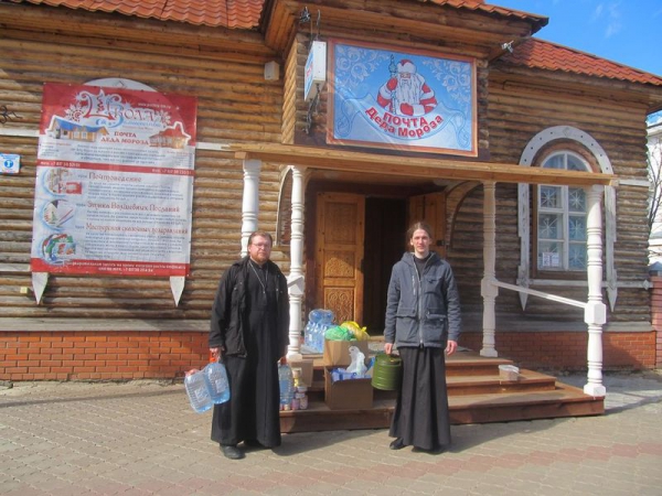 Священники Архиерейского Стефановского подворья оказывают посильную помощь пострадавшим от наводнения в Великом Устюге