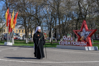 Митрополит Игнатий возложил цветы к мемориалу «Вечный огонь Славы» на площади Революции