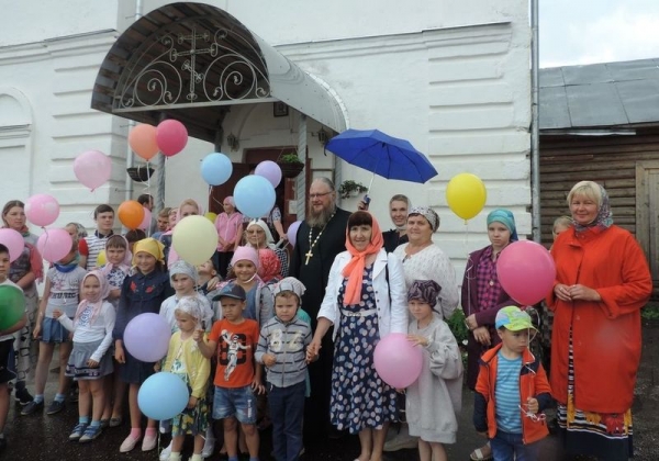 В день памяти благоверных князей Петра и Февронии храм Воскресения Христова с. Сямжа принимал гостей