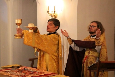 Учащие и учащиеся Вологодской духовной семинарии молились за богослужениями в Воскресенском кафедральном соборе