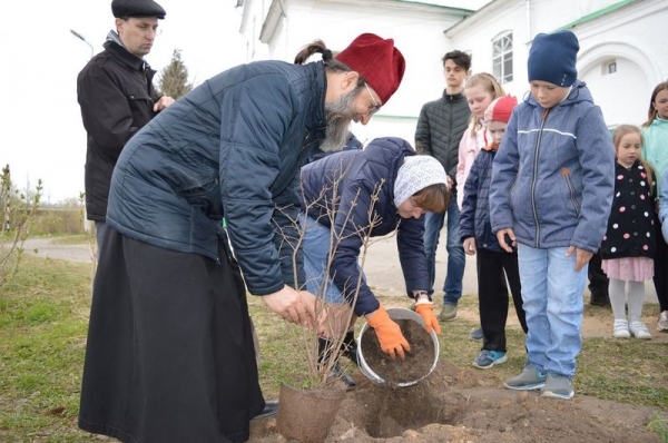 В честь Дня Победы на подворье Андреевского храма посадили кусты сирени