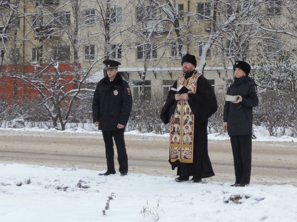 В Соколе опасные пешеходные переходы окропили святой водой