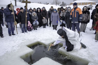 В Бородаевском озере села Ферапонтово освятили воду в праздник Богоявления