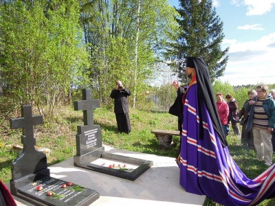 Епископ Флавиан совершил панихиду на месте погребения протопресвитера Александра Желобовского