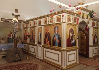 Новый иконостас установили и освятили в Покровском храме Вологды