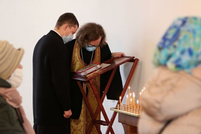 В воскресный день студенты семинарии молились за богослужением в Воскресенском соборе