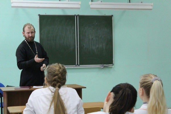 Протоиерей Александр Лебедев побеседовал со студентками Вологодского медицинского колледжа о любви и счастье