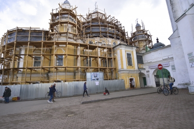 Первую за последние 90 лет Литургию архиерейским чином митрополит Игнатий совершил в нижнем храме Воскресенского кафедрального собора