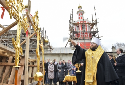 В восстановленном из руин Петропавловском храме Вологды митрополит Игнатий возглавил Литургию, совершил священническую хиротонию и освятил кресты для куполов храма