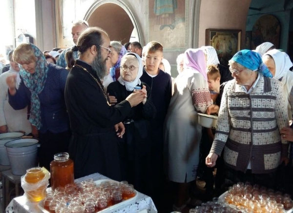 В Андреевском храме Вологды состоялась благотворительная акция по раздаче освященного меда