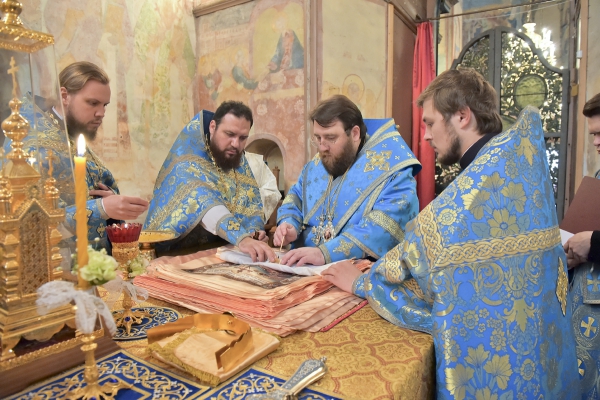 В праздник Успения Пресвятой Богородицы митрополит Игнатий совершил Литургию в Софийском Успенском кафедральном соборе