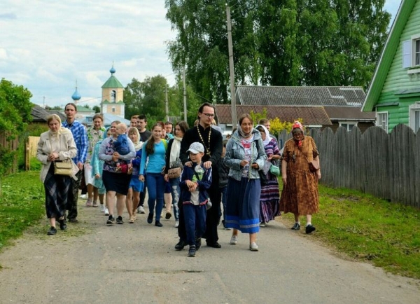 Молодежный отдел организовал миссионерскую автопоездку по святым местам Вологодчины