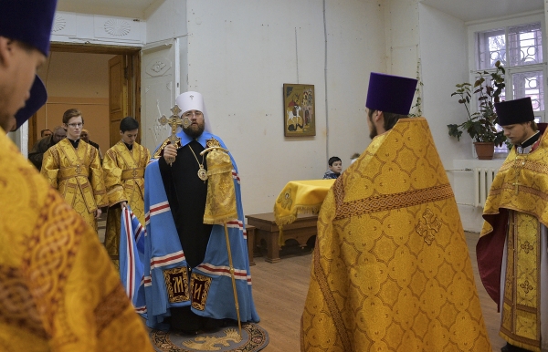 В воскресный день - день памяти Лонгина сотника - митрополит Игнатий совершил Литургию в Воскресенском кафедральном соборе