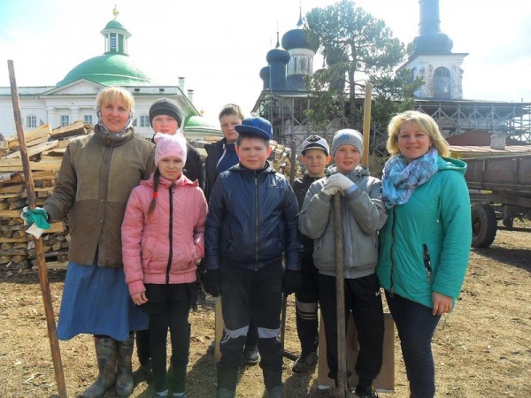 За время майских праздников трудники навели порядок на территории Горицкого женского монастыря