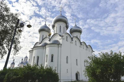 В день памяти святых благоверных Петра и Февронии Муромских митрополит Игнатий совершил Литургию в Софийском соборе