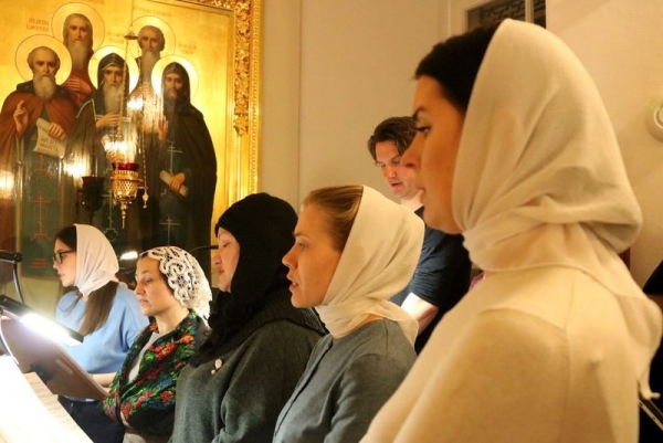 В воскресный день студенты семинарии молились за архиерейским богослужением