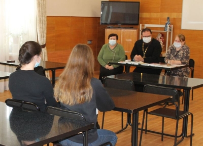 Настоятель и социальный работник прихода собора Рождества Пресвятой Богородицы провели лекцию для студентов университета
