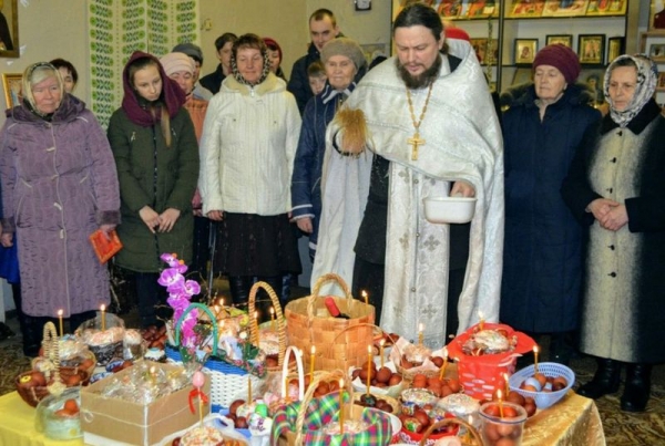 В деревне Литега состоялись молебен и освящение пасхальной снеди