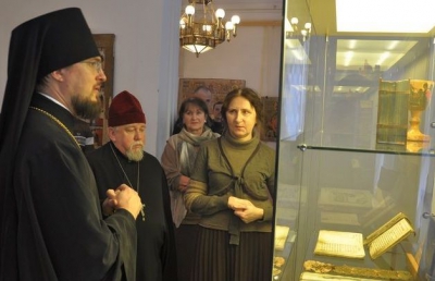 Епископ Флавиан посетил выставку «Мир русской иконы» в Художественном музее города Череповца