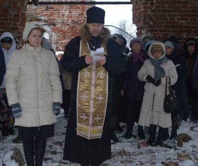 В старинной разрушенной церкви Белозерска состоялся молебен