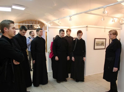 Студенты Вологодской духовной семинарии посетили художественную выставку «Вологда православная»