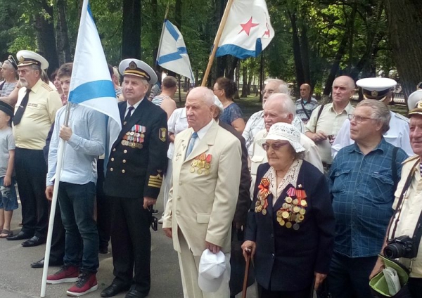 Протоиерей Андрей Исаев принял участие в митинге ко Дню Военно-морского флота