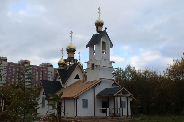 На Сергиевский храм Зашекснинского района Череповца установили золоченые купола