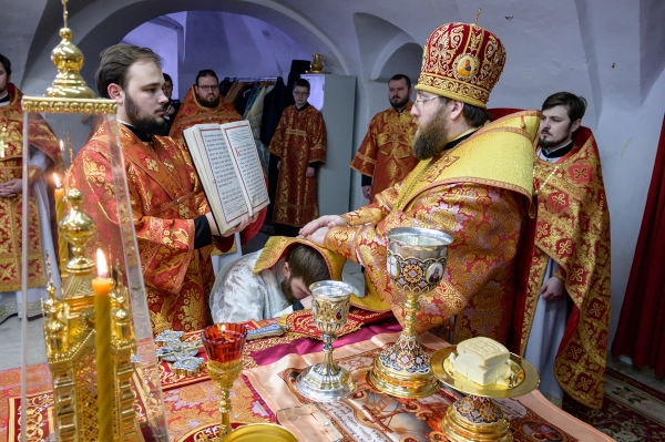 В день памяти новомучеников и исповедников Церкви Русской митрополит Игнатий в Воскресенском кафедральном соборе совершил Литургию и диаконскую хиротонию