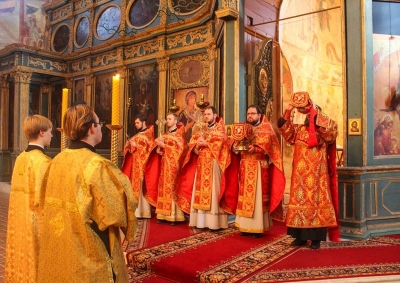 В воскресный день преподаватели и студенты Вологодской семинарии молились за богослужением в Софийском кафедральном соборе