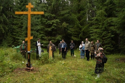 Память. Поклонный крест на светлой поляне