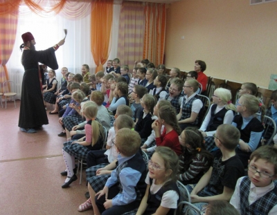 Руководитель социального отдела Вологодской епархии поздравил детишек и сотрудников детского сада «Хрусталик»