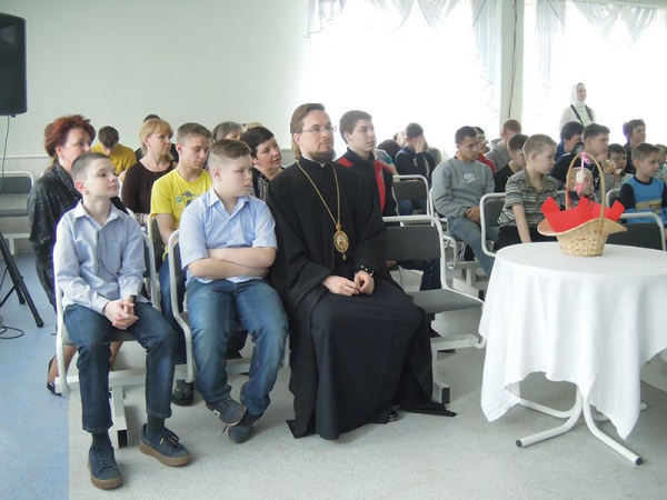 Епископ Флавиан поздравил воспитанников детских домов с днем Святой Пасхи