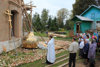 На купол Покровского храма п. Сазоново установили крест