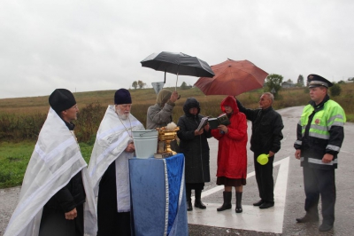 Священники Череповца освятили аварийный участок дороги