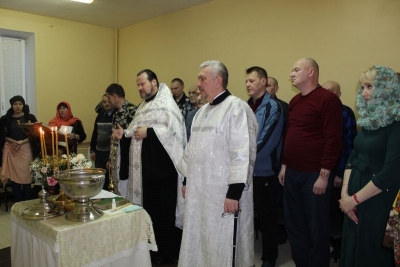 Жильцы и сотрудники Первомайского психоневрологического интерната отметили праздник Крещения Господня