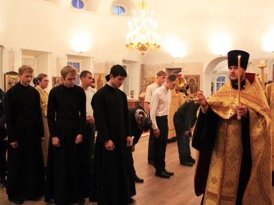 Накануне дня памяти преподобного Сергия Радонежского студенты семинарии молились в Воскресенском кафедральном соборе