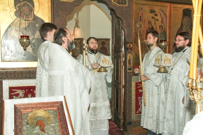 В воскресный день митрополит Игнатий совершил Литургию в Троицком храме в Хорошеве в Москве