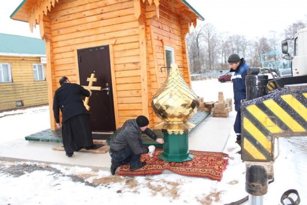 На колокольне Никольского храма села Комья установили главку и крест