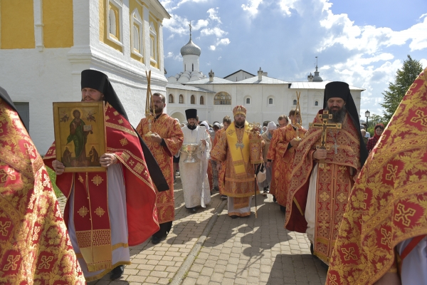 В день престольного праздника Спасо-Прилуцкого монастыря митрополит Игнатий за Литургией в Спасском соборе обители совершил диаконскую и священническую хиротонии и возглавил крестный ход