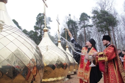 Епископ Флавиан совершил Литургию в Петропавловском храме города Бабаево и освятил купола для другого храма