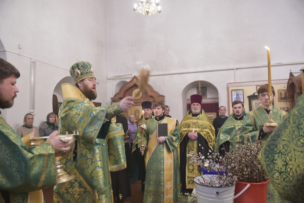 В канун праздника Входа Господня в Иерусалим митрополит Игнатий совершил всенощное бдение в Горне-Успенском женском монастыре