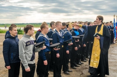 Иерей Димитрий Рыжков благословил курсантов речного училища на водный поход