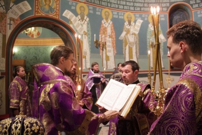 Епископ Флавиан совершил чин Воздвижения Креста в соборе Афанасия и Феодосия Череповецких